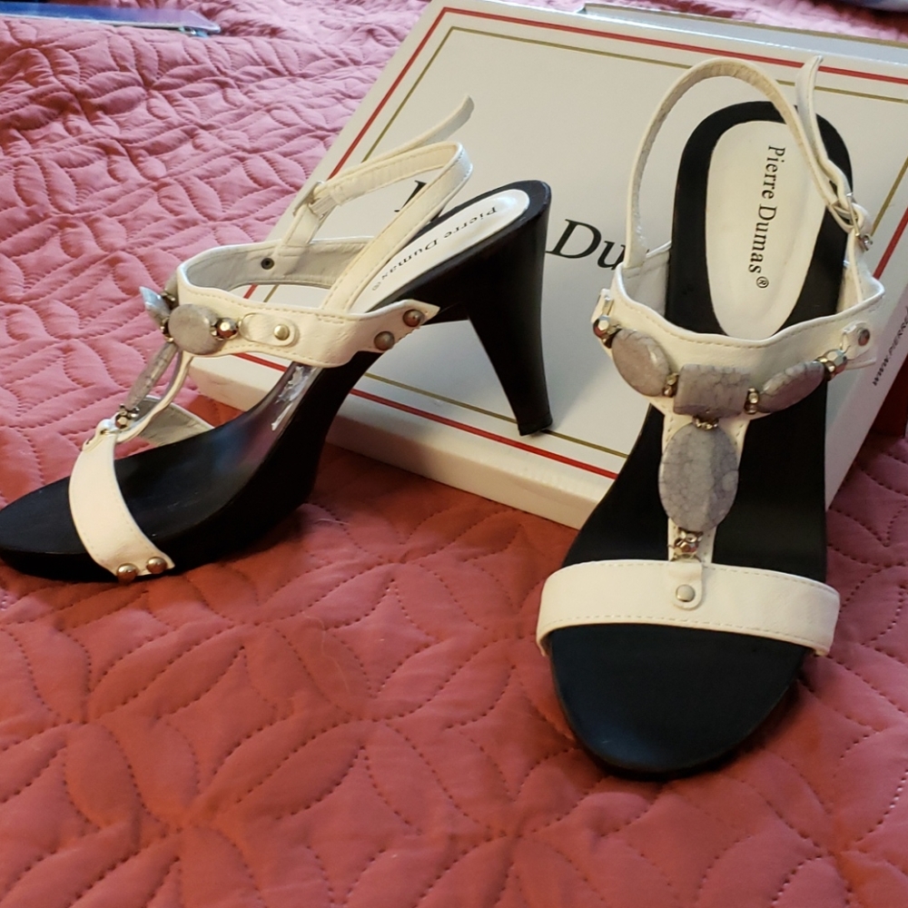 NWOT Pierre Dumas White Heels